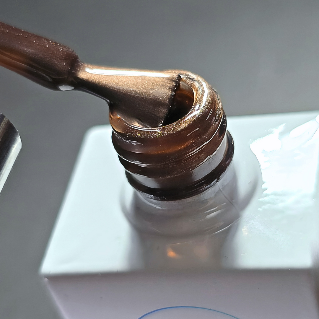 Luxe CatEye 102 bottle with magnet showing cat-eye nail effect